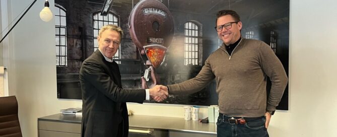 Ola Karslen fra Hamek og Christian Eyde fra FBS International tar hverandre i hånden etter signering av samspillkontrakt.