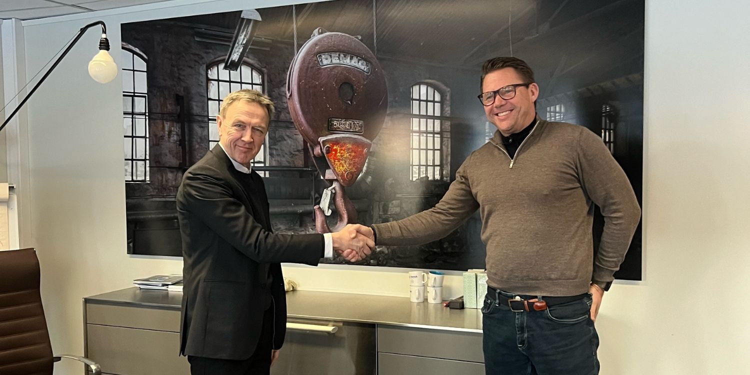 Hamek og FBS international har skrevet samspillskontrakt Ola Karslen fra Hamek og Christian Eyde fra FBS International tar hverandre i hånden etter signering av samspillkontrakt.