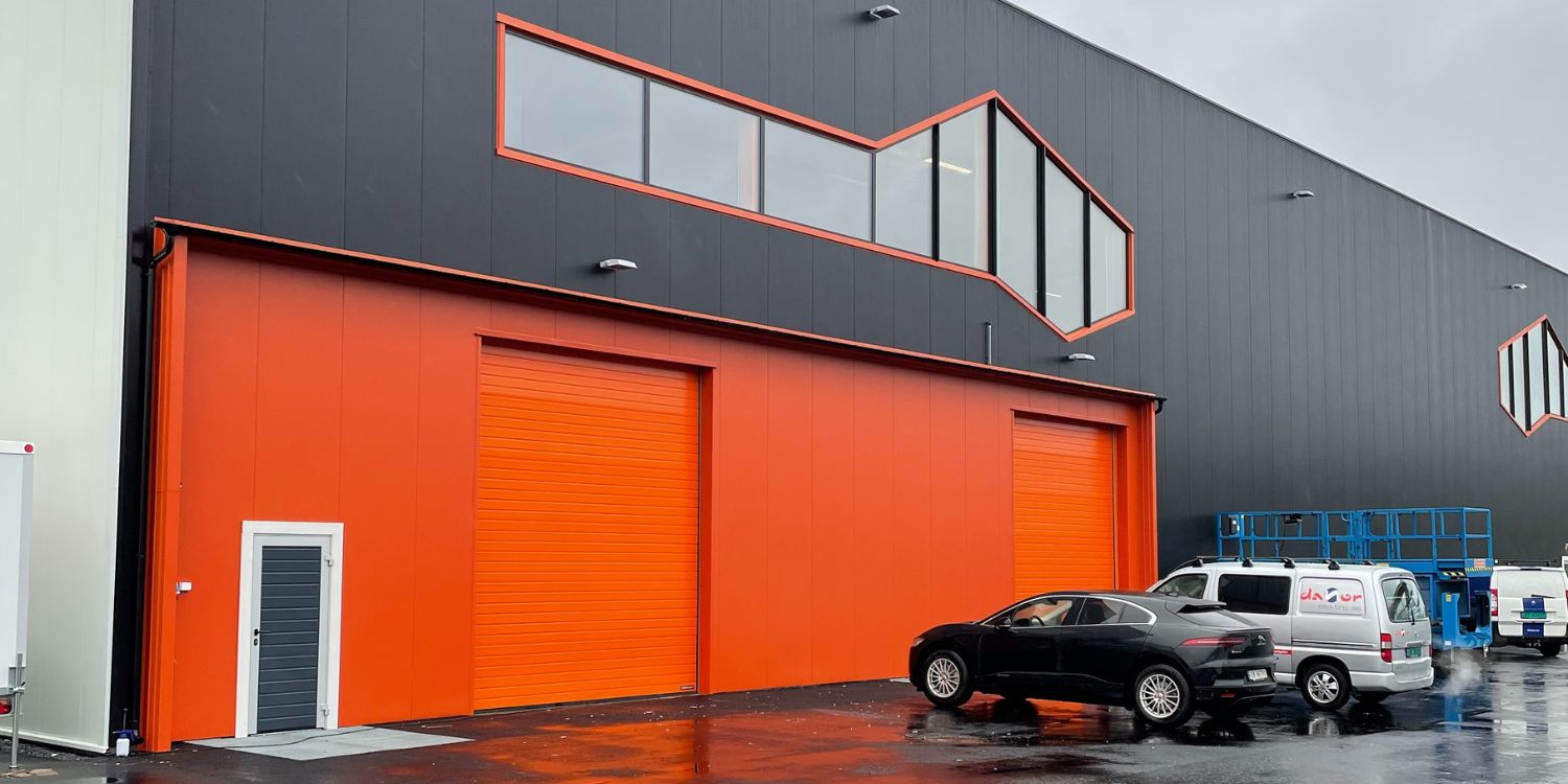 Fasaden til Bannor sitt sentrallager på Nannestad, levert av FBSnor, sett fra baksiden.