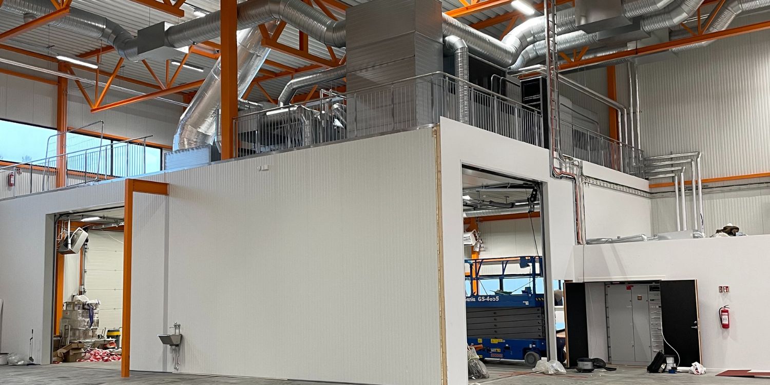 Detaljbilde av integrert vaskehall og messanin sett fra innsiden av Bannor sitt sentrallager på Nannestad, levert av FBSnor.