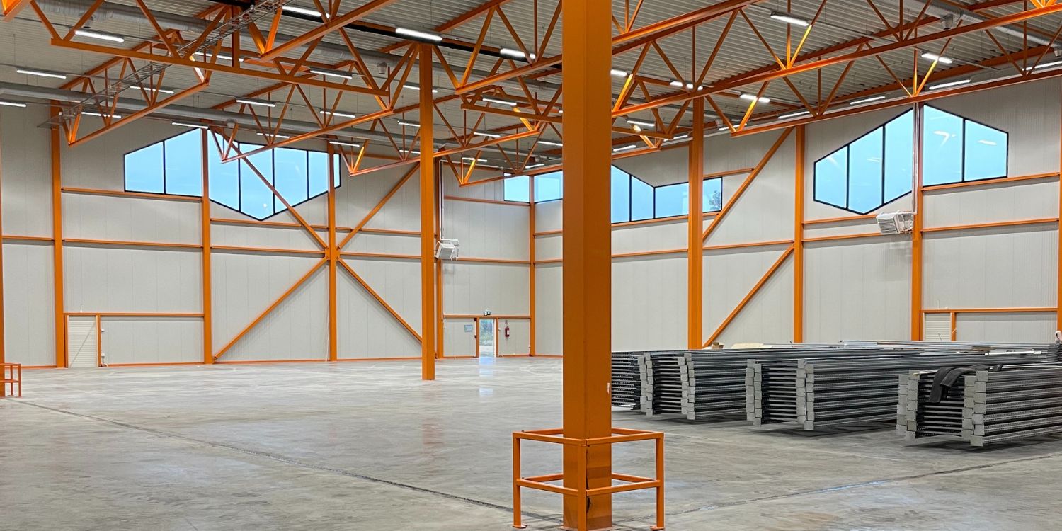 Detaljbilde av vinduer og dør sett fra innsiden av Bannor sitt sentrallager på Nannestad, levert av FBSnor.