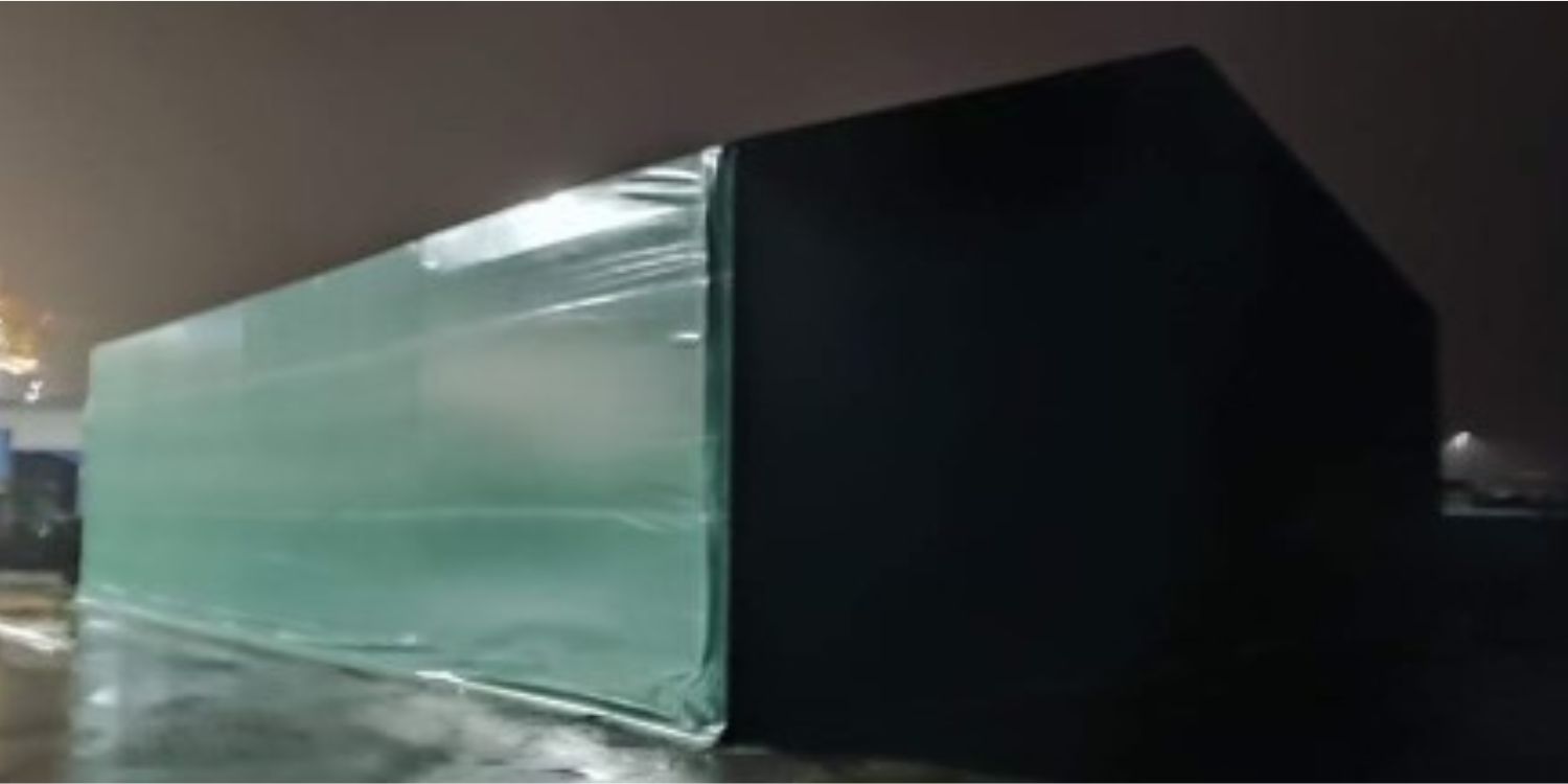 Baksiden av plasthall som har fått ny duk