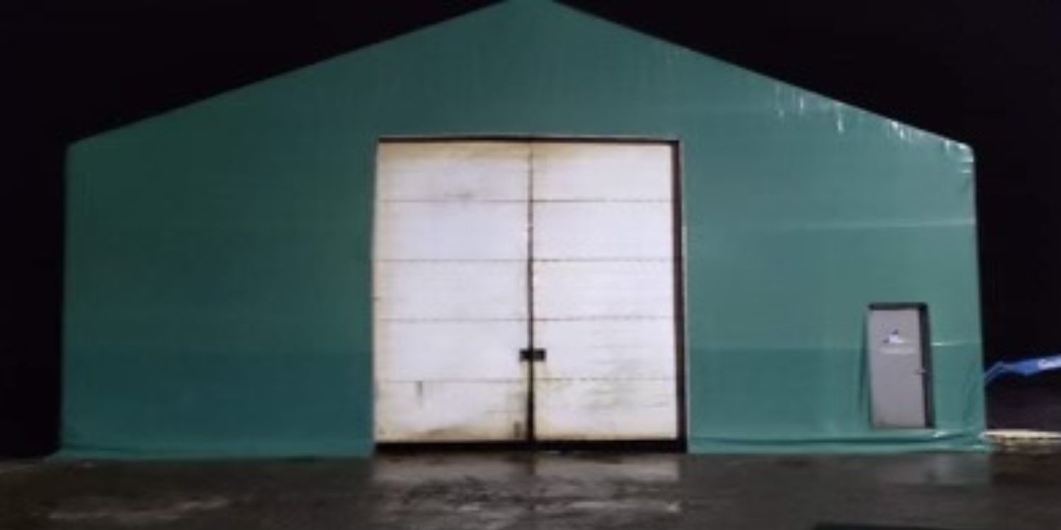 Ny plastduk på gammel hall sett forfra