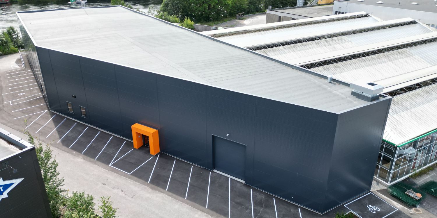 Fremside ferdig hall fasade Sliperiveien 10 Overblikksbilde av fremsiden av padeltennishallen levert av FBSnor på Sliperiveien 10.