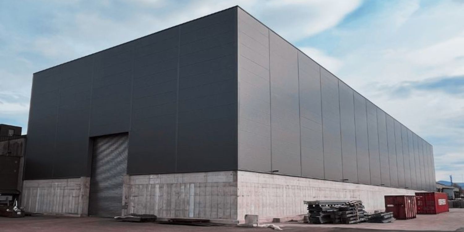 Sorteringshall Hellik Teigen. Bildet viser fasaden av stålhall bygget som er satt opp av FBS nor.