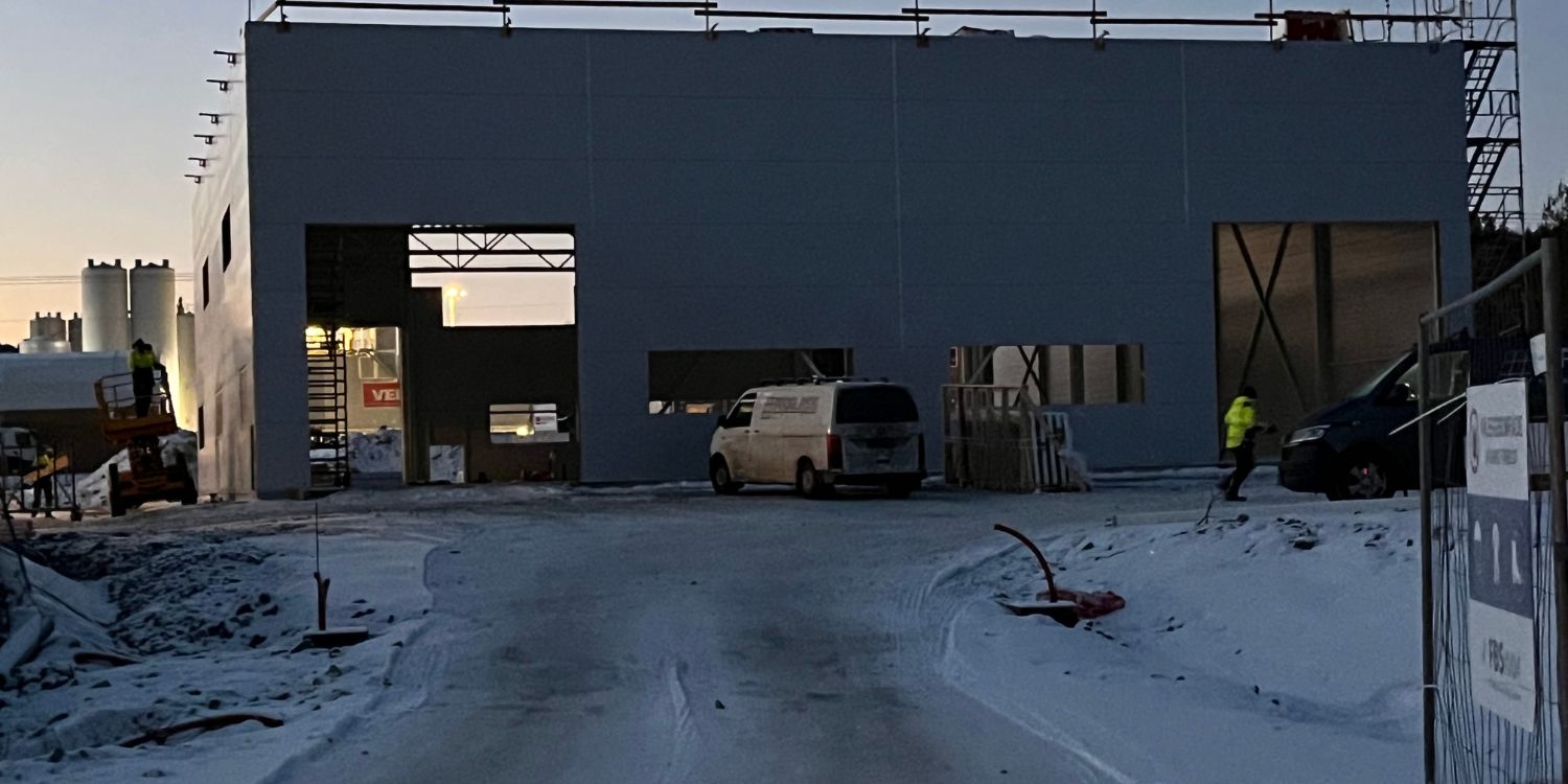 Stålhall, Kilemokroken 23b under oppføring. Her med montasje av sandwich elementer.