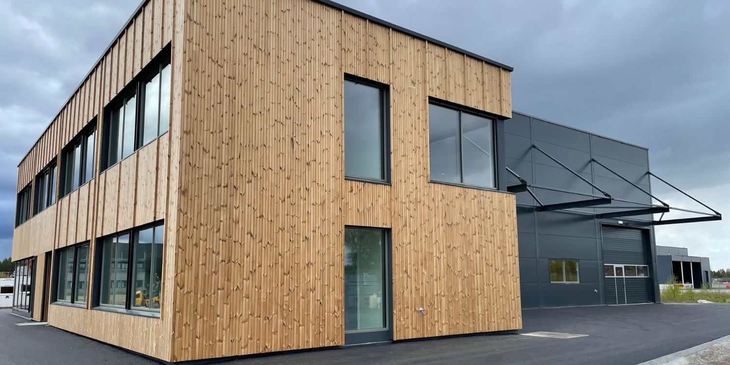 Ferdigstilt kombinasjonsbygg med lager og kontor, sett fra siden med kontor på fremsiden og lager på baksiden.