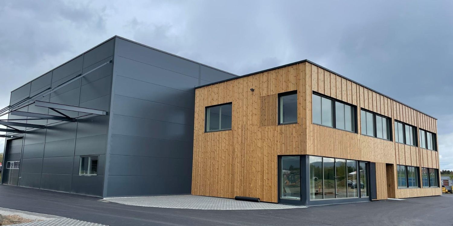 Ferdigstilt kombinasjonsbygg med lager og kontor, sett fra siden med lager på baksiden.