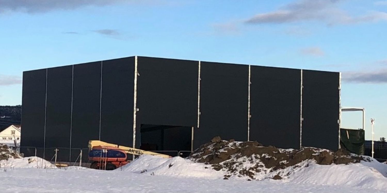 Kombinasjonsbygg lager og kontor, stålbygg med sandwich under konstruksjon.