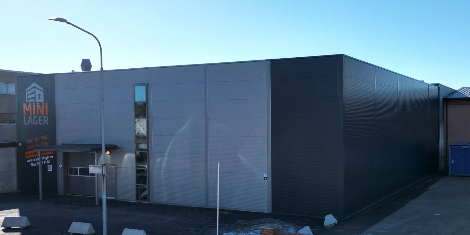 Minilagerbygg bilde av byggets fasade på fremsiden.