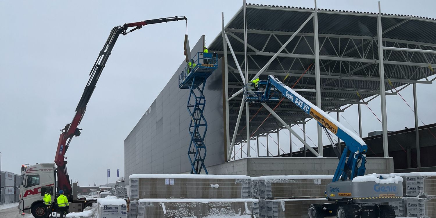 Sandwitch elementer monteres på stålhallen og reisverket.