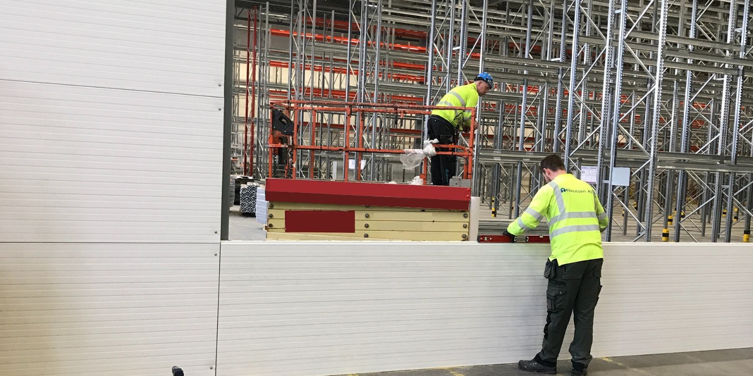 To arbeidere som jobber med montasje av skillevegger for inndeling av lokale i Toveien på Vestby.