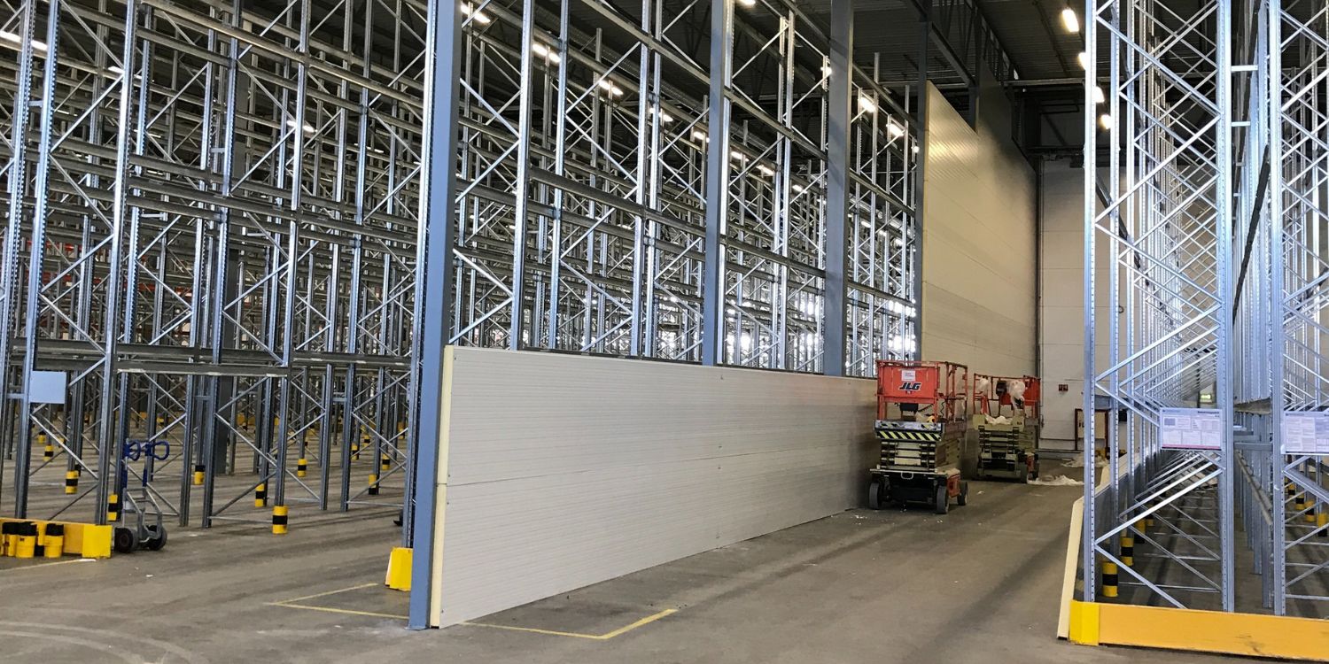 Montasje av skillevegger Toveien, Vestby Montasje av skillevegger for inndeling av lokale i Toveien på Vestby.