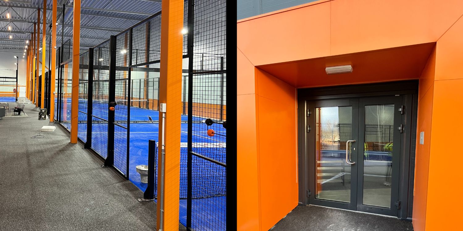 Innsiden av hallen er levert i skreddersøm etter kundens ønsker, og brukes som padeltennishall