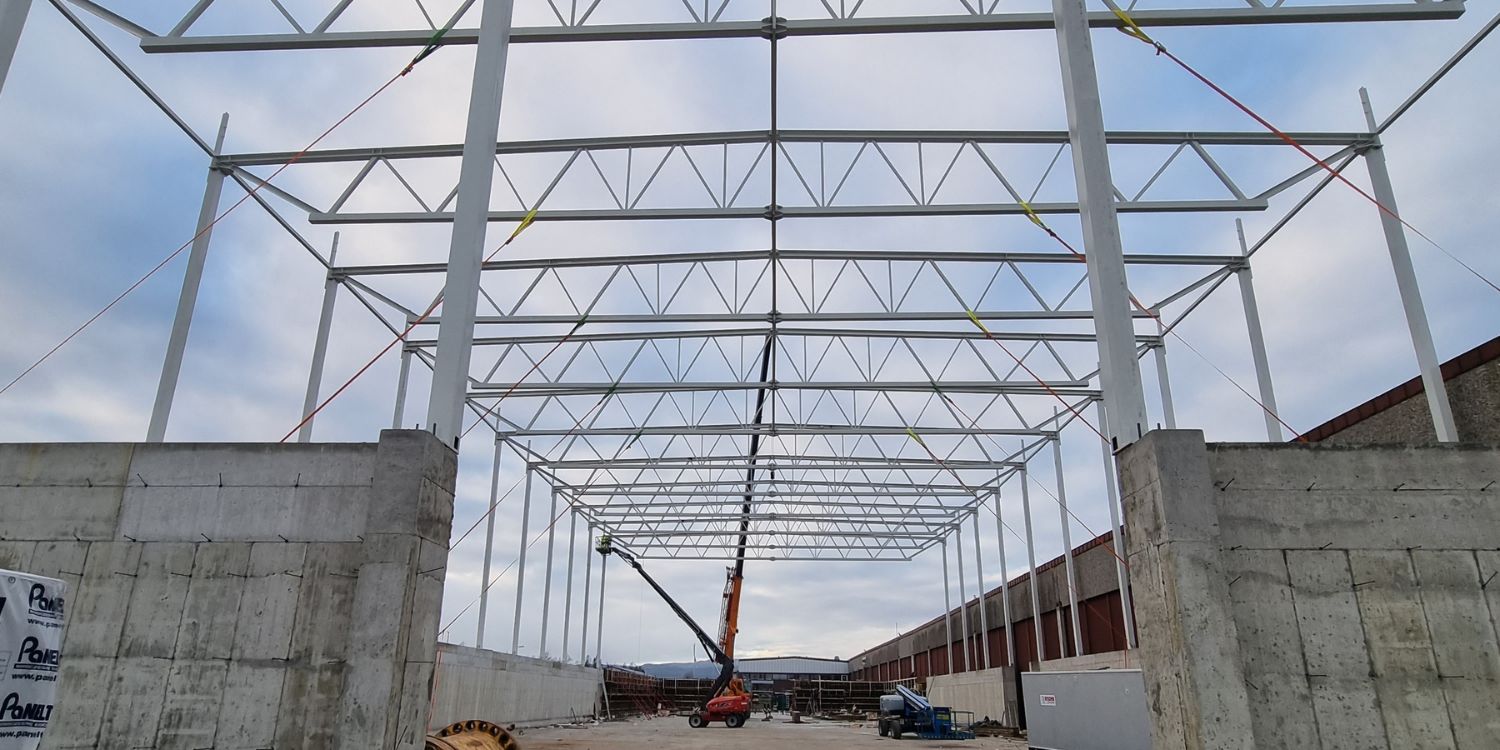 Stålet reises på grunnmuren av sorteringshallen.