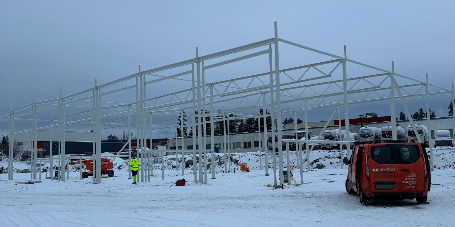 Stålkonstruksjon før montasje av sandwitch elementer.