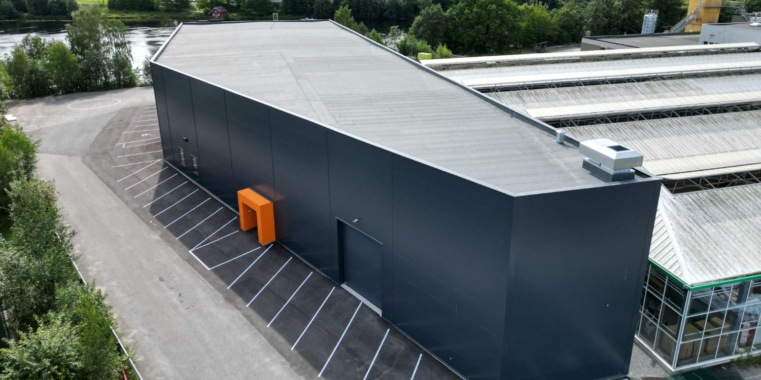 Ferdigstilt padeltennishall satt opp i Sliperiveien. Bildet er tatt ovenfra og viser helle bygget.