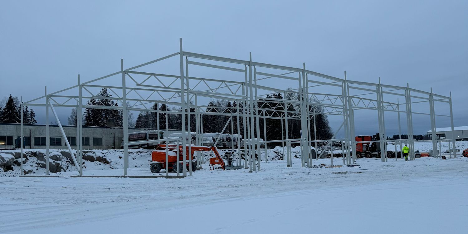 Stålkonstruksjon før montasje av sandwitch elementer.