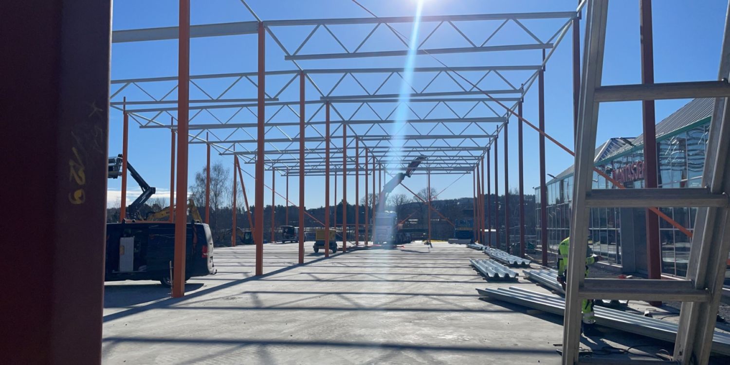 Stålkonstruksjon er på plass i Sliperiveien 10